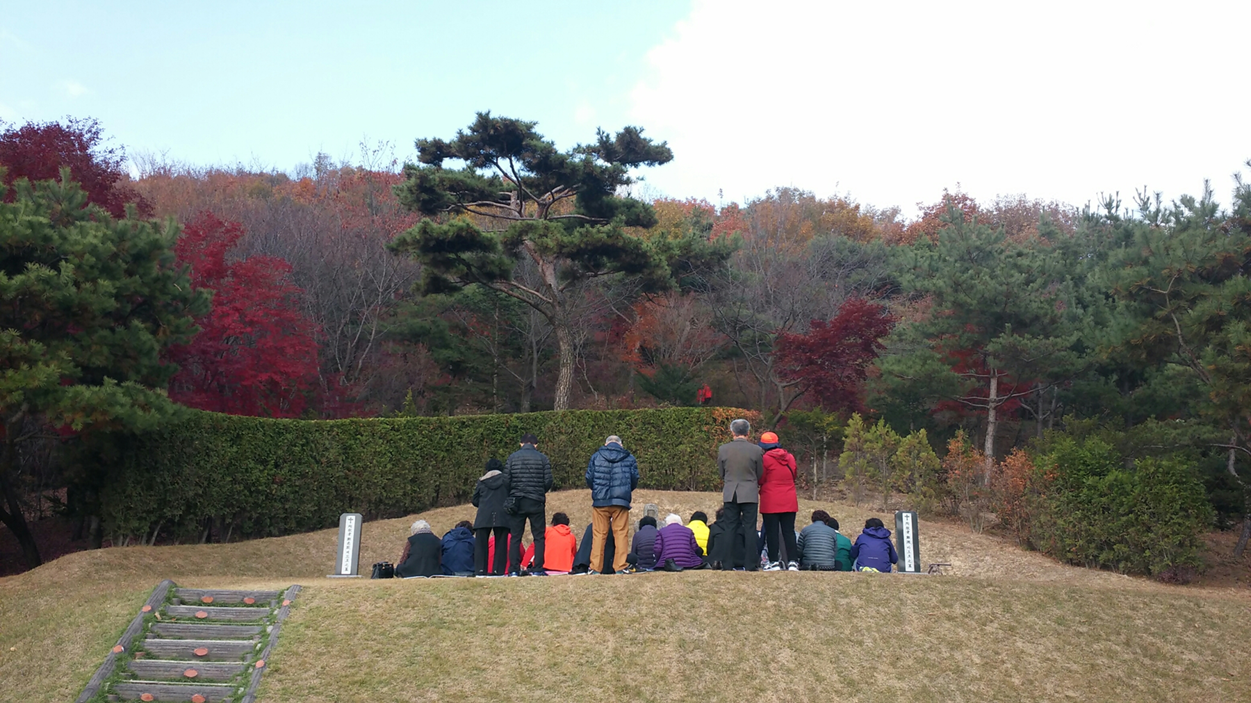 11월 4일 구성 연령회-순교자 묘소 앞 연도 모습